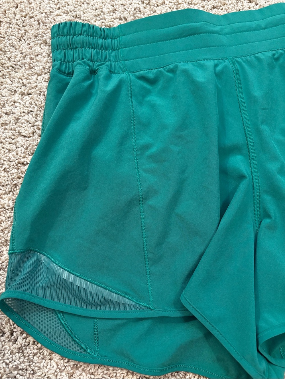EUC! LULULEMON Hotty Hot low rise lined shorts. Size 8. - Picture 4 of 9
